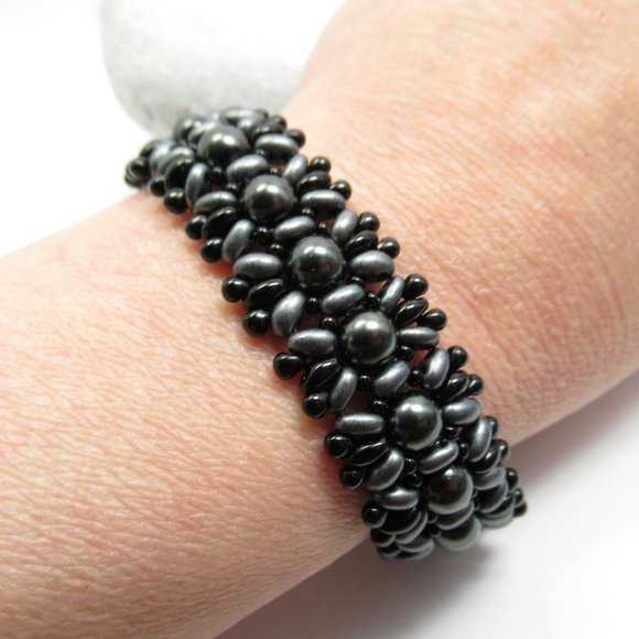 Hand woven bracelet with dark grey Swarovski pearls - Picture 4 of 8